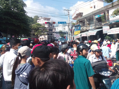 Hàng trăm người hiếu kỳ tụ tập gây ách tắc giao thông.