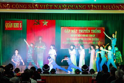 Văn nghệ chào mừng buổi gặp mặt.