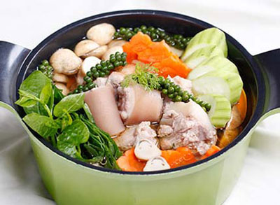 Lẩu đuôi heo nấu tiêu xanh