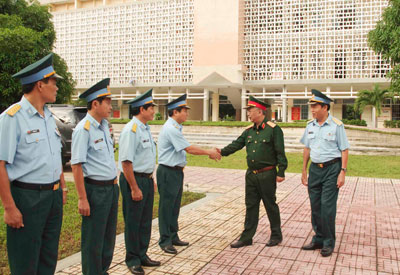 Thượng tướng Nguyễn Chí Vịnh thăm và làm việc tại Trường Sĩ quan Không quân.