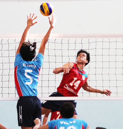 Vừa qua, tại Nhà thi đấu tỉnh Nam Định diễn ra lễ khai mạc Giải bóng chuyền trong nhà trong khuôn khổ các môn thi đấu Đại hội Thể dục thể thao toàn quốc lần thứ 7. Tranh tài ở giải năm nay có 9 đội nam, 10 đội nữ, được chia làm 2 bảng thi đấu theo thể thức vòng tròn một lượt tính điểm, chọn 4 đội xuất sắc vào tranh bán kết, chung kết.