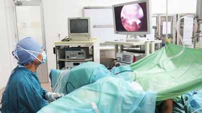 Bác sĩ Bệnh viện Đa khoa tỉnh đang thực hiện phẫu thuật bằng phương pháp Button Turp.