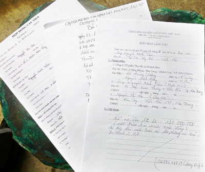 Các loại giấy tờ chứng minh việc vay tiền của chồng bà Phương.     