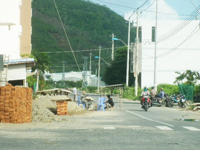 Ngang nhiên chiếm lòng đường