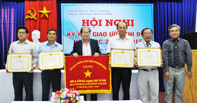 Đại diện Ban Thi đua Khen thưởng tỉnh trao cờ  và bằng khen cho các đơn vị. 