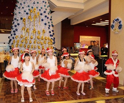 Các em nhỏ khuyết tật biểu diễn các bài hát Giáng sinh.