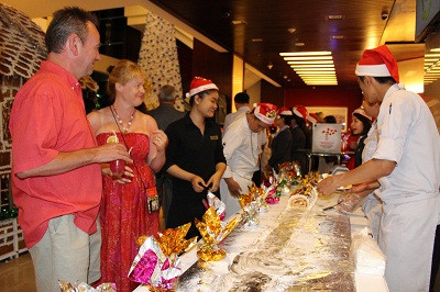 Chương trình bán bánh gây quỹ từ thiện cũng thu hút du khách.