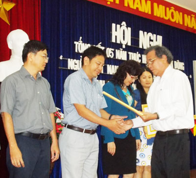 *Đại diện Ban chỉ đạo Cuộc vận động trao bằng khen cho các tập thể.