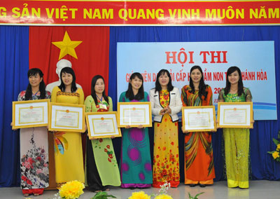 Ban tổ chức trao bằng khen cho 6 thí sinh xuất sắc.