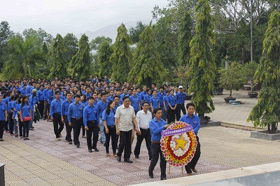 Đoàn đại biểu đặt vòng hoa tại đài liệt sĩ.