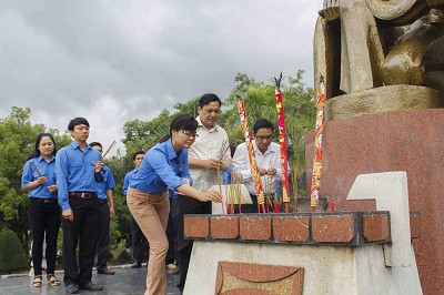 Đoàn viên, thanh niên thắp hương tại đài liệt sĩ.