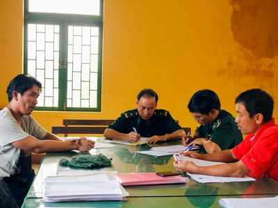 Tàu cá của ngư dân Khánh Hòa bị cướp ngư cụ đã về cảng Hòn Rớ an toàn