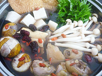 Lẩu gà, ngải cứu