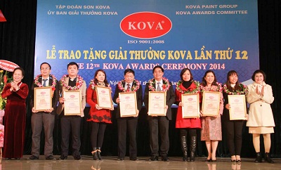 Phó Chủ tịch nước Nguyễn Thị Doan trao giải thưởng cho các cá nhân, tập thể đạt giải về nghiên cứu khoa học – công nghệ ứng dụng.