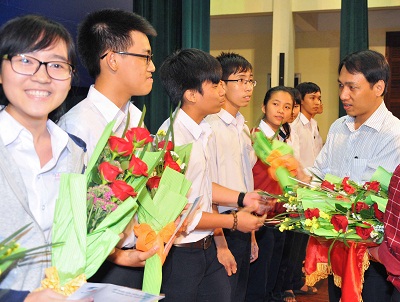 Ban tổ chức trao học bổng cho 10 học sinh nghèo vượt khó.