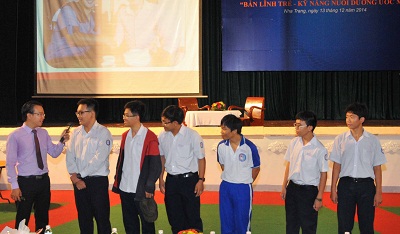 Các học sinh giao lưu qua các trò chơi trí tuệ.