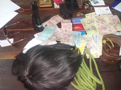 Roi điện, tóc giả, dây dù… của đối tượng bị thu giữ.