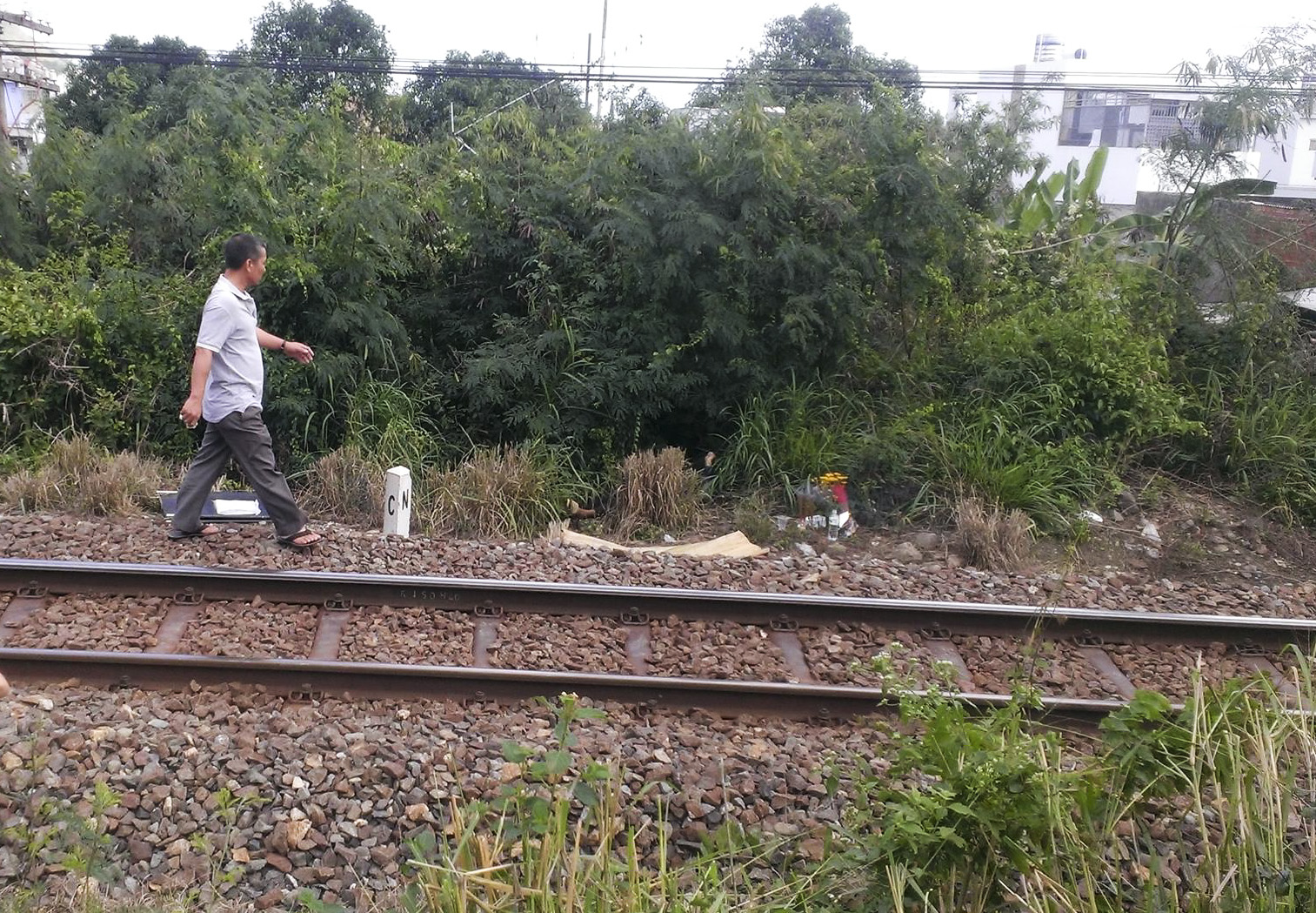 Xác người đàn ông nằm ngay cạnh đường tàu lửa.