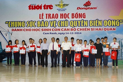 Các đại biểu trao học bổng cho các em học sinh.