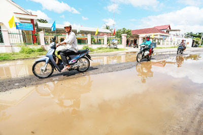 Một đoạn Hương lộ 39 bị hư hỏng nặng.