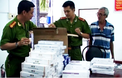 Công an tạm giữ số thuốc lá lậu để điều tra.