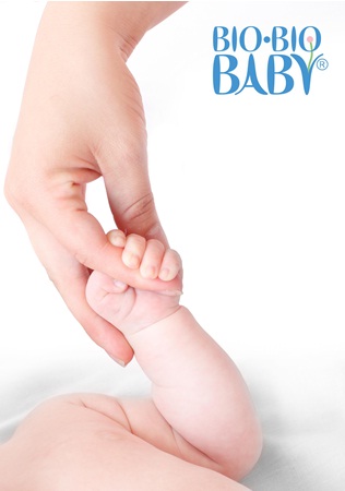 Hướng dẫn mẹ cách thay tã cho trẻ sơ sinh