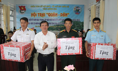 Thăm các đơn vị quân đội đóng quân trên đảo Hòn Tre