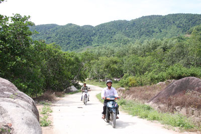 Người dân hiến đất để làm đường vào  khu sản xuất Suối Chì. 