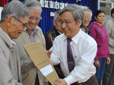 Trao lại 46 bộ hồ sơ, tài liệu cán bộ đi B