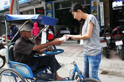 Phát cơm miễn phí cho người nghèo tại nhà hàng Đèn Lồng.