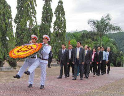 Đoàn đại biểu Tỉnh ủy viếng và đặt vòng hoa tại Nghĩa trang Liệt sĩ Hòn Dung.