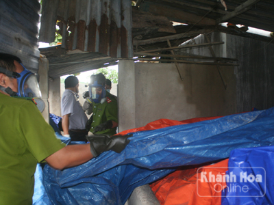 Công an tiến hành kiểm tra một kho chứa rùa biển bị sát hại.