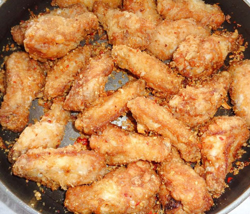 Thưởng thức cánh gà chiên tỏi ớt