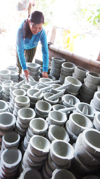 Hàng trăm cối đá của gia đình anh Hiền trữ để bán Tết.