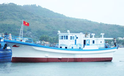 Hạ thủy tàu cá vỏ composite Cát Tường 2014