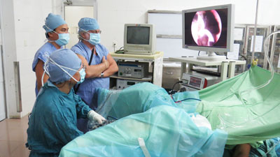 Ê-kíp y, bác sĩ của Bệnh viện Đa khoa tỉnh thực hiện phẫu thuật dưới sự hướng dẫn của Giáo sư, bác sĩ G.Zelikovsky.