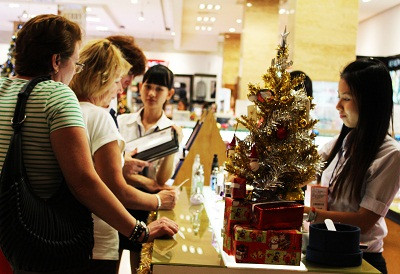 Không chỉ trang trí đón Giáng sinh, cửa hàng này còn chuẩn bị nhiều quà tặng cho khách hàng nhân mùa lễ hội.