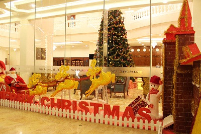 Các khách sạn trang hoàng lộng lẫy với cây thông, tuần lộc, người tuyết, ông già Noel tạo không khí Giáng sinh cho 