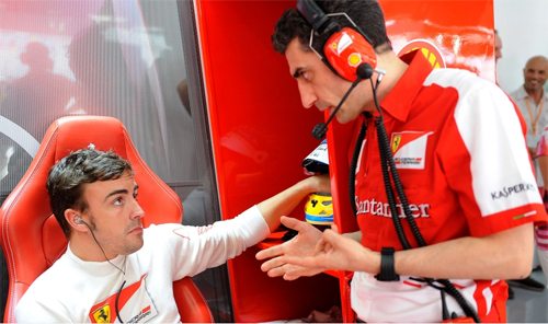 Alonso (trái) và kỹ sư đường đua Andrea Stella. Ảnh: Formula 1.