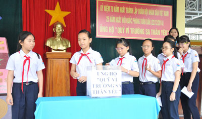 Học sinh Trường THCS Thái Nguyên quyên góp ủng hộ Quỹ vì Trường Sa thân yêu.