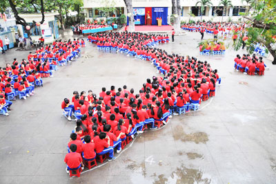 Học sinh Trường Tiểu học Phước Tiến xếp hình bản đồ Việt Nam.