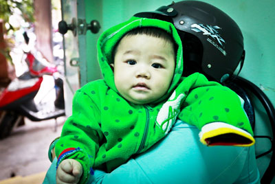 Bé trai 7 tháng tuổi bị mẹ bỏ rơi