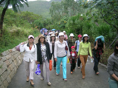 Chị em phụ nữ của Công ty trong một chuyến tham quan.