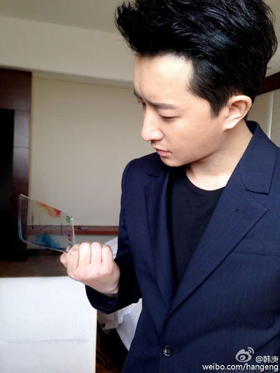 Ca sĩ nhạc pop Han Geng và chiếc smartphone trong suốt Coolpad Dazen X7 trên tay