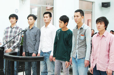 Từ trái qua, các bị cáo Sơn, Long, Hòa, Lâm, Triều, Trung.