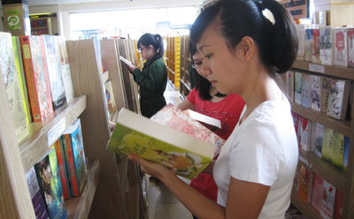 Các nhà sách tràn ngập sách dịch của Trung Quốc.