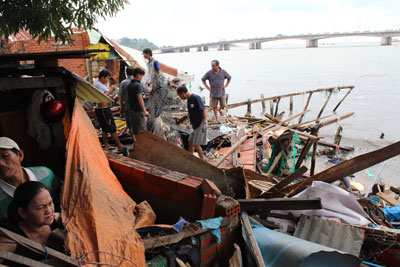 Nhà tan theo sóng dữ