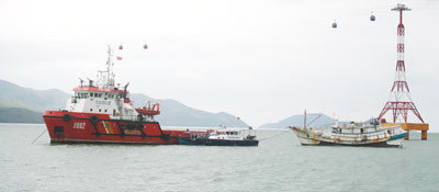 Tàu CBS 9002 lai dắt tàu cá Trung Quốc bị nạn vào cảng Nha Trang.
