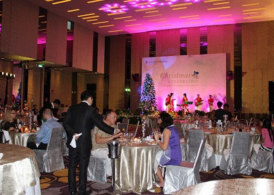 Trong mùa Giáng sinh đầu tiên của mình, Khách sạn InterContinental Nha Trang tổ chức nhiều chương trình mừng Giáng sinh cho du khách, bao gồm tiệc chọn món và tiệc buffet với nhiều tiết mục ca múa về Giáng sinh được biểu diễn suốt bữa tiệc. (Trong ảnh: Du khách dự tiệc buffet Giáng sinh trong không gian sang trọng của khách sạn.)
