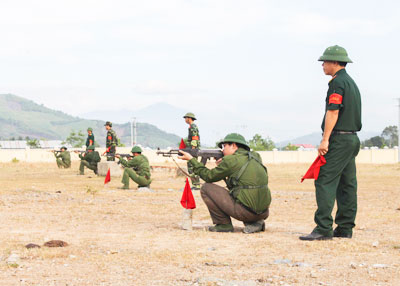 Học viên Trường Qauân sự tỉnh huấn luyện bắn súng AK bài 1.